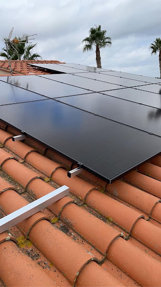 Panneaux solaires posés en toiture dans les Pyrénées-Orientales
